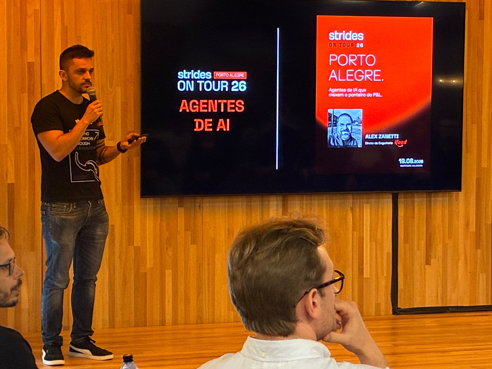 Alex Zanetti durante o keynote sobre agentes de IA no Strides On Tour Porto Alegre